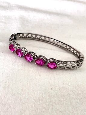 🆕 Hot Pink Quartz Bangle in Stainless Steel, Filligree Hearts Design